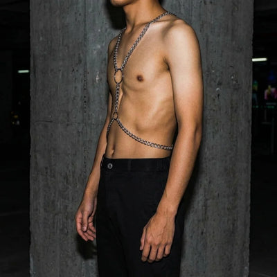 Silberne MetroPunk Body Chain, Seitenansicht am Model
