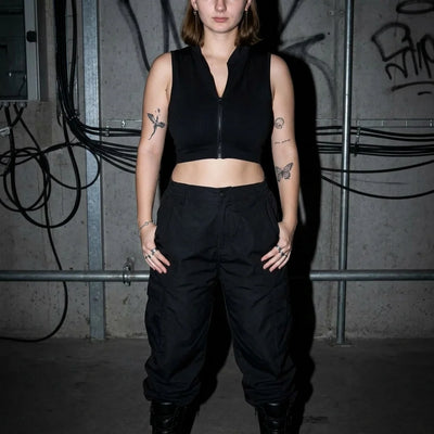 Schwarzes Rave Zip Top, Ganzkörper Vorderansicht am Model