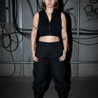 Model im schwarzen Rave Zip Top, gerade Pose, Club und Festival Style