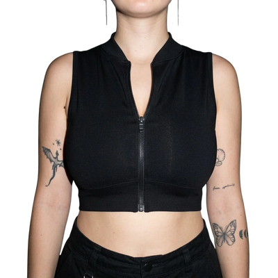 Schwarzes Rave Zip Top mit Front-Reißverschluss, Nahaufnahme Vorderseite am Model
