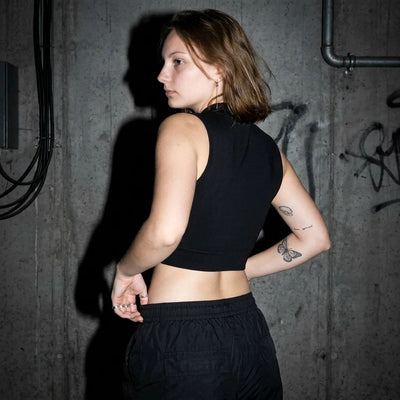 Schwarzes Rave Zip Top, Rückansicht am Model