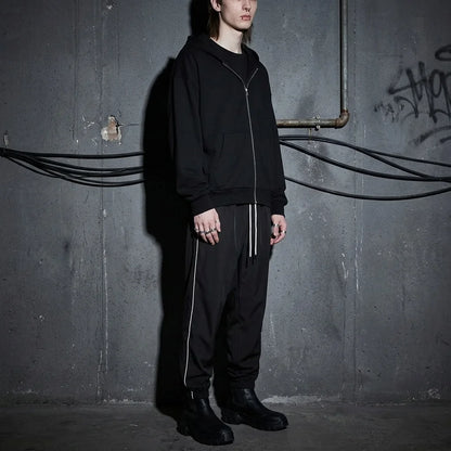 Model in Reflective Nightflow Hose, urbaner Look, ideal für Clubnächte.