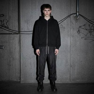 Schwarze Reflective Nightflow Hose, Ganzkörper-Vorderansicht am Model