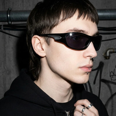 Schwarze SonicVision Schnelle Brille am Model, Dreiviertelansicht 