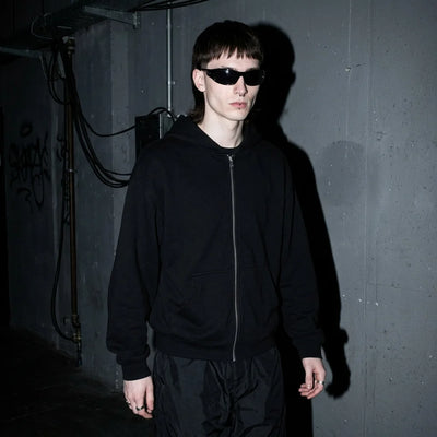 Schwarze SonicVision Schnelle Brille am Model mit Zip-Hoodie, Ganzkörperansicht 