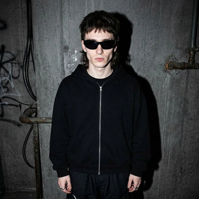 Schwarze SonicVision Schnelle Brille am Model, Ganzkörper-Vorderansicht 