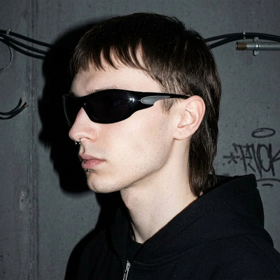 Schwarze SonicVision Schnelle Brille am Model, Seitenansicht 