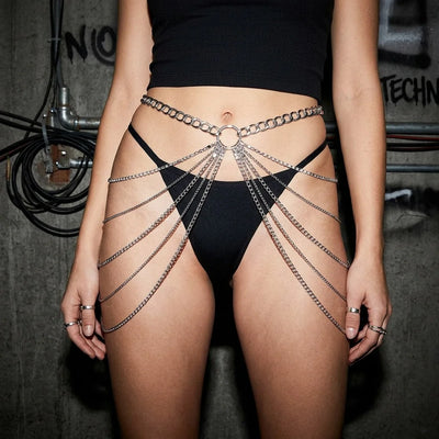 Silberne Rave-Taillenkette, Detail am Model 