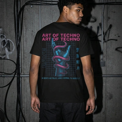 Schwarzes Art of Techno T-Shirt am Model, Dreiviertel-Rückansicht