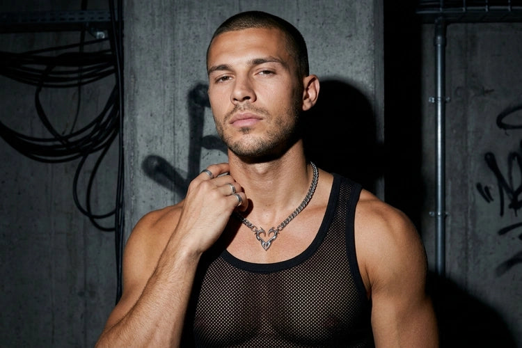 Unten Bild - techno-essentials-cyber-heart-chain-editorial.webp