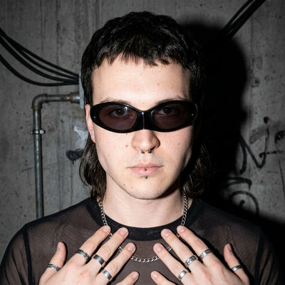 Schwarze CyberShades Rave-Brille, Frontansicht am Model