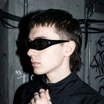 Schwarze CyberShades Rave-Brille, Seitenprofil am Model