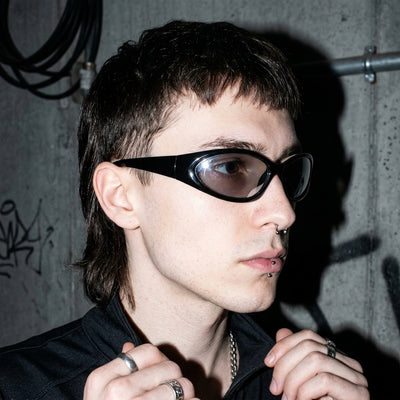 Schwarze CyberShades Rave-Brille, Dreiviertelansicht am Model