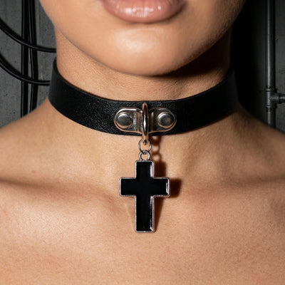 Dark Cross Choker am Hals, Detail des Kreuzanhängers