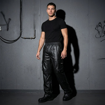 Schwarze Dark Groove Cargo Hose, Dreiviertelansicht am Model