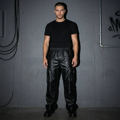 Schwarze Dark Groove Cargo Hose, Vorderansicht am Model