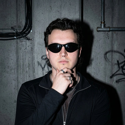 Schwarze Darkwave Sleek Sonnenbrille, Frontansicht an zweitem Model