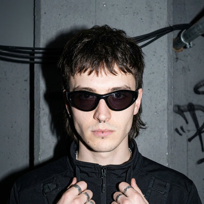 Schwarze Darkwave Sleek Sonnenbrille, Frontansicht am Model