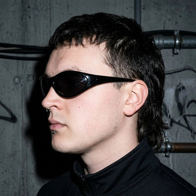 Schwarze Darkwave Sleek Sonnenbrille, Seitenprofil am Model