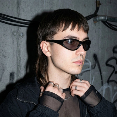 Schwarze Darkwave Sleek Sonnenbrille, Dreiviertelansicht am Model