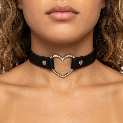 Schwarzer Heartbeat Choker mit silbernem Herz-Ring, Nahaufnahme am Hals