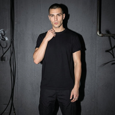 Schwarzes Signal Lost Heavy Cotton T-Shirt, Vorderansicht am Model #farbe_schwarz
