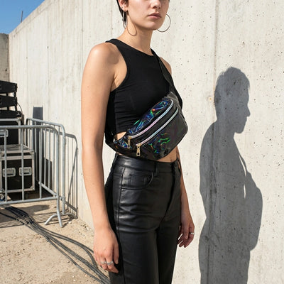 Schwarze Holographic Bauchtasche quer über der Schulter getragen, Dreiviertelansicht am Model