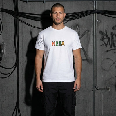 Weißes KETA Unisex Shirt am Model, Ganzkörper-Vorderansicht 