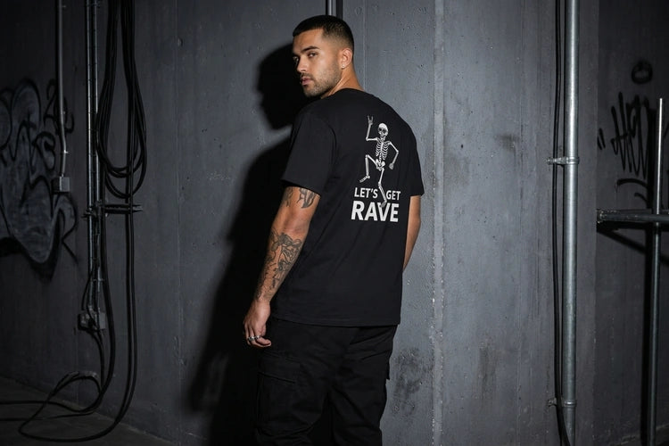 Unten Bild - techno-essentials-lets-get-rave-t-shirt-editorial.webp