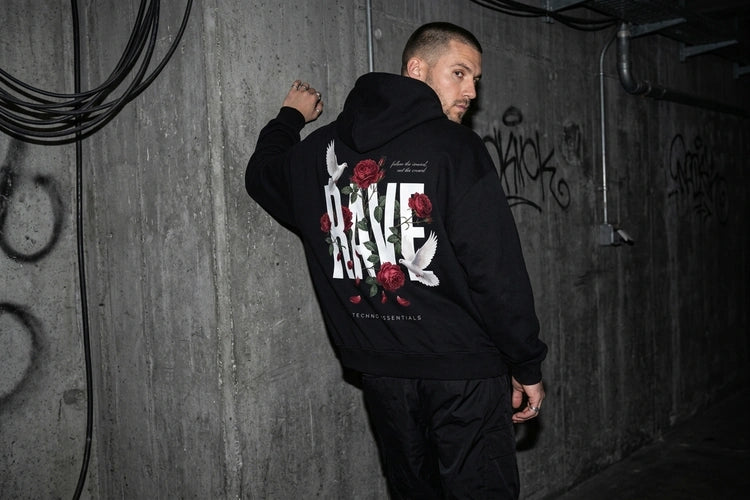 Unten Bild - techno-essentials-oversize-hoodie-ohne-kordel-rose-editorial.webp