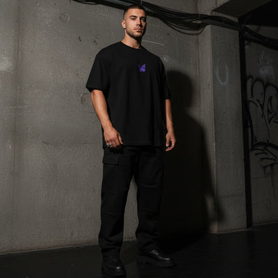 Schwarzes Techno Butterfly Oversize T-Shirt, Vorderansicht am Model, Ganzkörper #farbe_schwarz