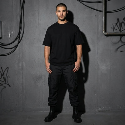 Schwarzes Signal Lost Oversize T-Shirt, schlichte Vorderseite am Model, Ganzkörper #farbe_schwarz