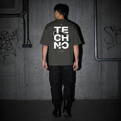 Anthrazitfarbenes Venom Oversize T-Shirt, Rückansicht am Model, Ganzkörper #farbe_schwarz