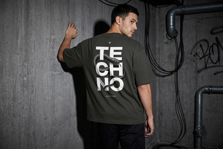 Unten Bild - techno-essentials-oversize-t-shirt-snake-editorial.webp