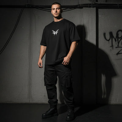 Schwarzes Tribal Techno Vibes Oversize T-Shirt zu Cargohose, Ganzkörper am Model #farbe_schwarz