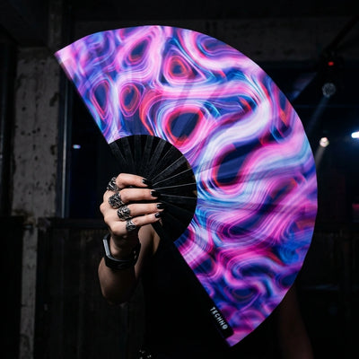 Prismatic Dance Rave-Fächer vor dem Gesicht, Seitenansicht am Model