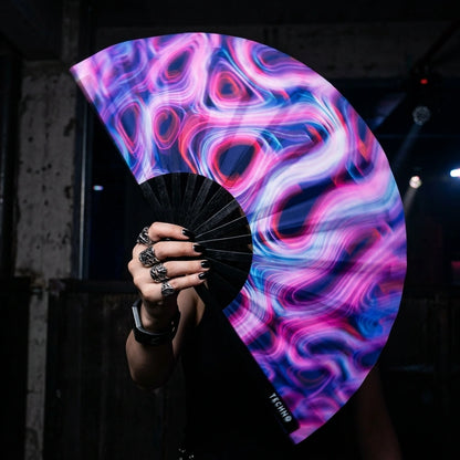 Prismatic Dance - UV XXL Rave-Fächer - Ganzkörper-Aufnahme | Techno Essentials