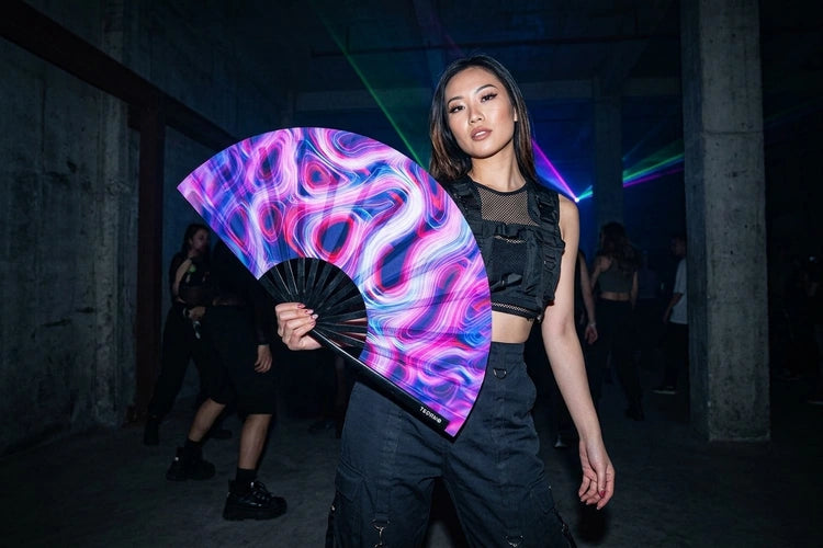 Unten Bild - techno-essentials-prismatic-dance---uv-xxl-rave-fächer-lifestyle.webp