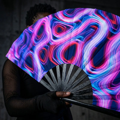 Prismatic Dance Rave-Fächer vor dem Oberkörper am Model