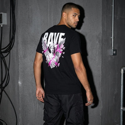 Schwarzes Rave Angel Heavy Cotton T-Shirt mit Engel-Rückenprint, Dreiviertelansicht am Model