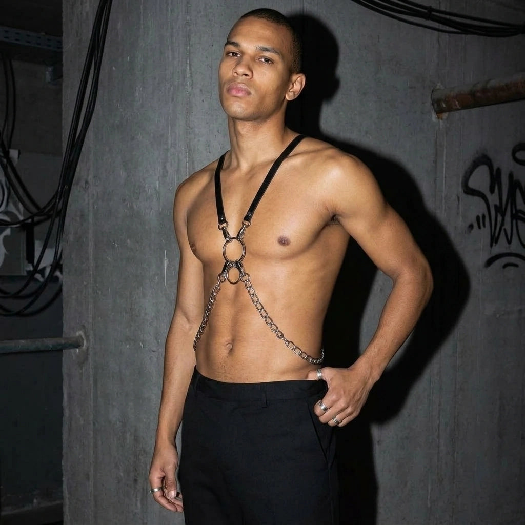 RaveMaster Harness, leicht seitliche Ansicht am Model