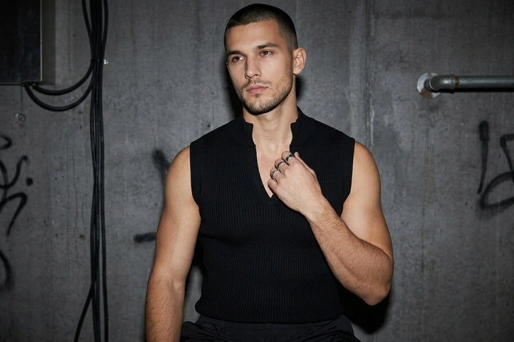 Unten Bild - techno-essentials-ribbed-club-tanktop-editorial.webp