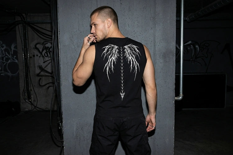 Unten Bild - techno-essentials-shadow-spine-tanktop-lifestyle.webp