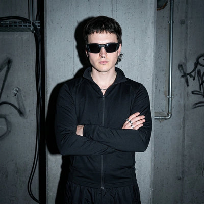 Mattschwarze Shadow Vision Techno Brille am Model, Halbkörperansicht