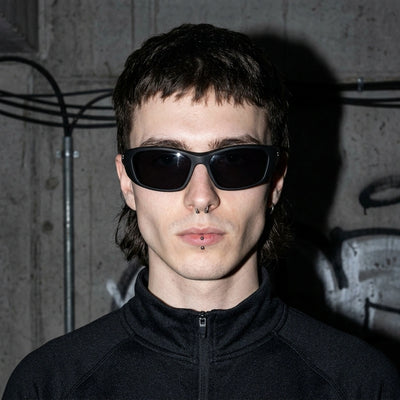 Mattschwarze Shadow Vision Techno Brille, Frontansicht am Model