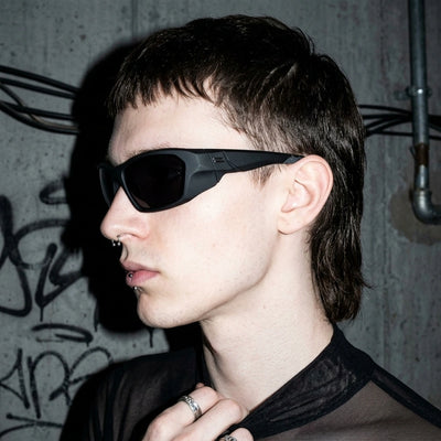 Mattschwarze Shadow Vision Techno Brille, Seitenprofil am Model