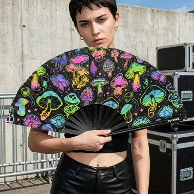 Shroom Glow Rave-Fächer vor dem Oberkörper, Vorderansicht am Model