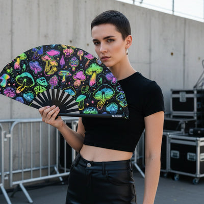Shroom Glow Rave-Fächer aufgeklappt in der Hand, Vorderansicht am Model