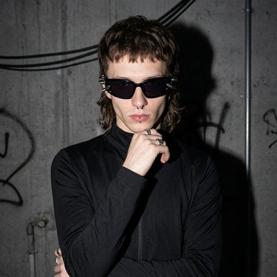 Spiked Techno Brille am Model in schwarzer Jacke, Porträt