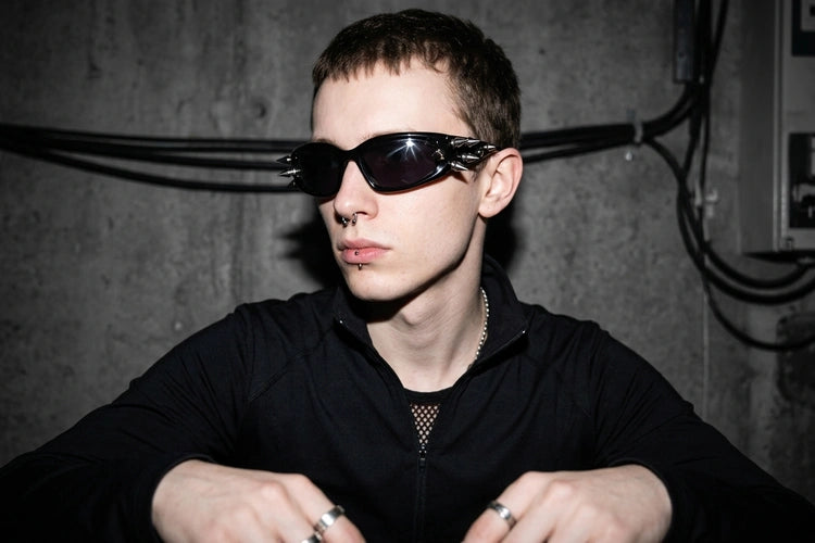 Unten Bild - techno-essentials-spiked-techno-brille-editorial.webp
